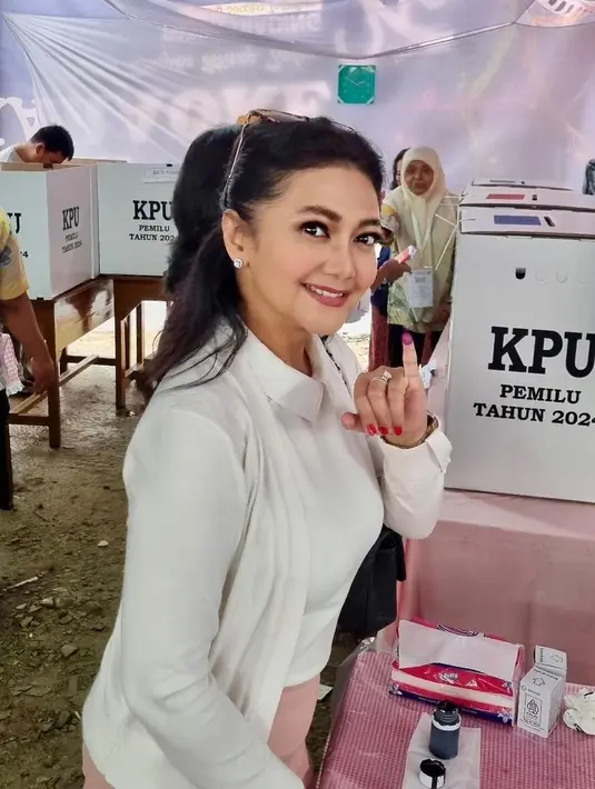 Bella Saphira juga merupakan salah satu artis tanah air yang menikah dengan purnawirawan perwira tinggi TNI-AD. Di Hari Pemilu kemarin, Bella Saphira ke TPS dengan gaya anggun; blouse berkerah yang ditumpuknya dengan outer yang sama-sama berwarna putih dan bawahan berwarna pink. [Foto: Instagram/bellasaphiraofficial]