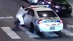 Pria bersenjata menembakan kearah mobil seorang petugas polisi Jesse Hartnett yang sedang berpatroli pada jam malam di Philadelphia, Pennsylvania, USA (8/1). Paluku diduka merupakan dari kelompok militan ISIS. (REUTERS/Philadelphia Police Department)