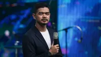 Mantan pemain Persija Jakarta, Bambang Pamungkas ikut menjadi host untuk memandu acara Konser Gila Bola 2022 bersama Irfan Hakim, Gilang Dirga, Rendra Soedjono, dan Edwin Setyadinata yang berlangsung di Studio 5 Indosiar, Daan Mogot, Jakarta, Kamis (17/11/2022). (Bola.com/Bagaskara Lazuardi)