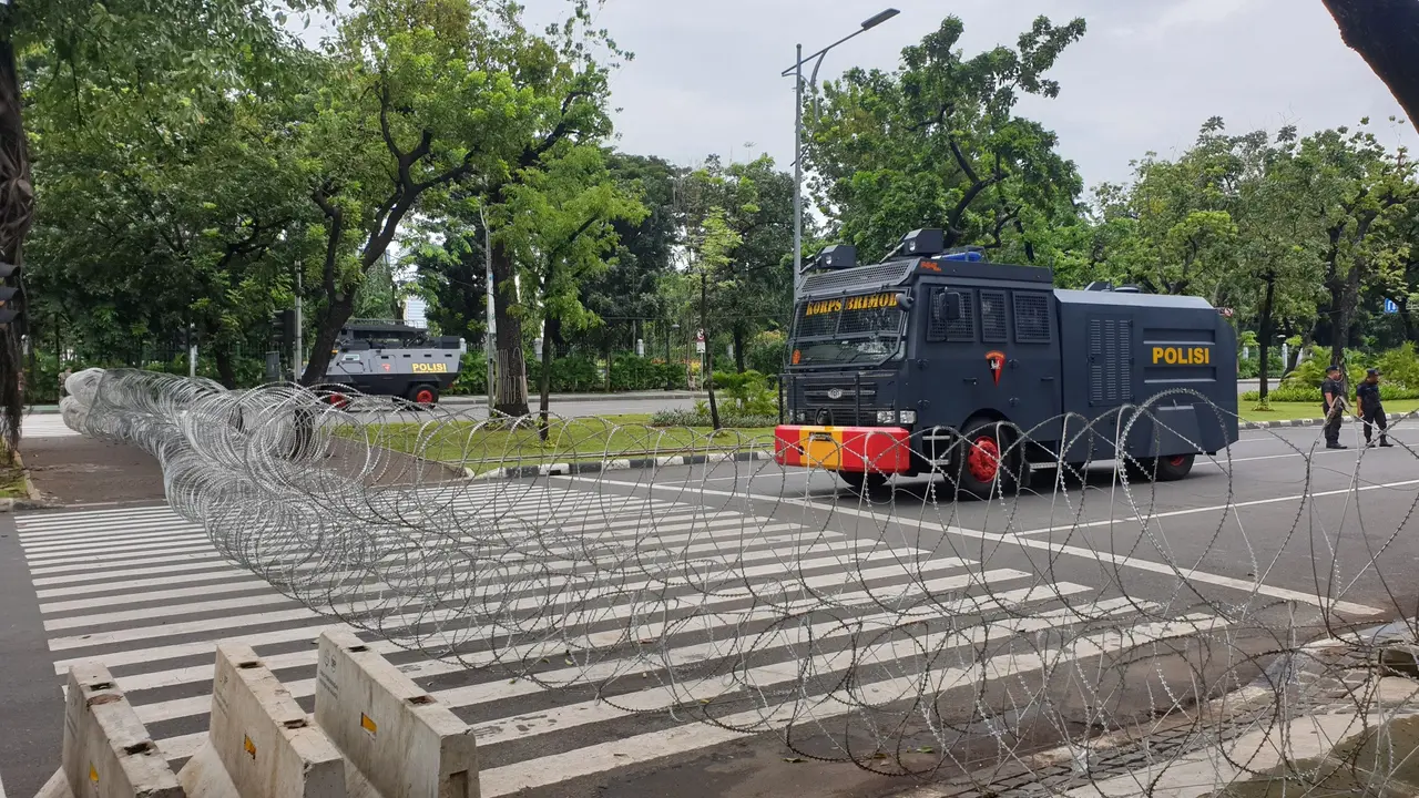 Antisipasi demonstrasi buruh, polisi melakukan penutupan jalur dengan memasang kawat berduri di kawasan Istana Kepresidenan. (Liputan6.com/Nanda Perdana Putra)