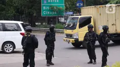 Personel Brimob bersenjata melakukan penjagaan ketat di depan pintu masuk Tol Bitung, Tangerang, Baten, Selasa (6/10/2020). Penjagan ketat dilakukan untuk mengamankan dan mencegah aksi buruh yang akan menggelar aksi menolak UU Cipta Kerja. (Liputan6.com/Angga Yuniar)
