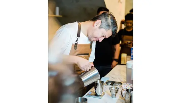 Bikin Usaha Kopi, Ini 6 Potret Gading Marten Bergaya Layaknya Barista