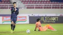 Tim berjulukan Singo Edan itu pun berhasil menggandakan keunggulan lewat Muhammad Rafli yang melakukan tembakan mendatar masuk ke sisi kanan gawang Persebaya di menit ke-21.(Bola.com/Bagaskara Lazuardi)