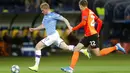 Gelandang Manchester City, Kevin De Bruyne, menggiring bola saat melawan FC Shakhtar Donetsk pada laga Liga Champions di Stadion Metalist, Rabu (18/9/2019). Manchester City menang 3-0 atas FC Shakhtar Donetsk. (AP/Efrem Lukatsky)