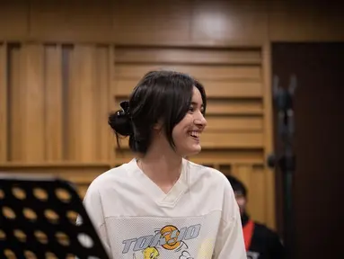 Mawar De Jongh saat latihan menjelang konser sering tampil simpel mengenakan kaus. Meski terkesan simpel, tapi gaya Mawar tetap terlihat memesona. Terlebih di foto candid ini aura cantiknya Mawar De Jongh sukses bikin banyak warganet terpesona. (Liputan6.com/IG/@mawar_eva)