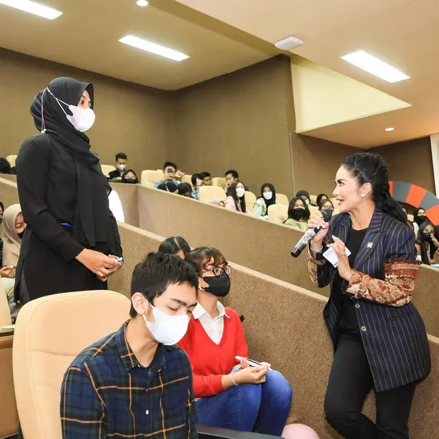 6 Potret Krisdayanti Jadi Dosen Tamu di UB, Bikin Mahasiswa Jadi Semangat