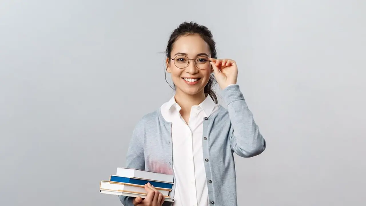 Seorang perempuan memegang kacamata (Foto Dok: Freepik/EyeEm)