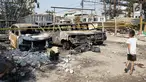 Seorang anak berjalan melintasi sejumlah mobil yang hangus terbakar di lahan parkir Jalan Budi Mulia Utara, Pademangan, Jakarta Utara, Rabu (24/7/2019). Kebakaran menghanguskan 14 mobil, 5 sepeda motor, dan 3 bedeng serta seorang warga mengalami luka bakar. (Liputan6.com/Immanuel Antonius)