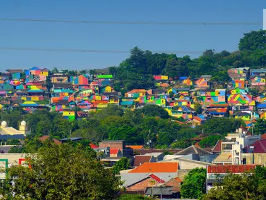 Pemandangan Kampung Wonosari di Randusari, Semarang (24/5). Karena banyaknya warna, kampung tersebut sekarang lebih dikenal sebagai Kampung Pelangi. (Liputan6.com/Gholib)