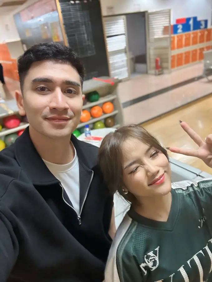 Gaya Kompak Verrel Bramasta dan Fuji An saat Bowling Date, Kasual Chic yang Stylish & Effortless