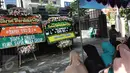 Karangan bunga menghiasi rumah duka komedian veteran Eko Koeswoyo alias Eko DJ, Jakarta, Selasa (28/3). Menurut rencana, jenazah Eko akan dimakamkan hari ini (28/3/2017) pukul 11.00 WIB di TPU Pondok Kelapa, Jakarta Timur. (Liputan6.com/Herman Zakharia)