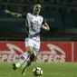 Striker PS Tira, Aleksandar Rakic, berusaha mengontrol bola saat melawan PSMS Medan pada laga Liga 1 di Stadion Pakansari, Jawa Barat, Rabu (5/12). PSMS kalah 2-4 dari PS Tira. (Bola.com/Yoppy Renato)