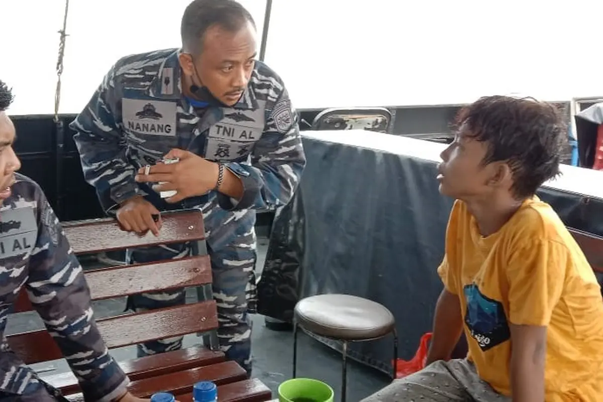 TNI AL menyelamatkan seorang pelajar yang terobang-ambing di tengah perairan Banten.