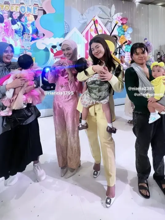 Felicya Angelista pun membawa kedua putrinya, yang mengenakan pakaian bergaya girly. @felicyangelista_