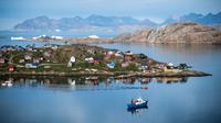 Pemandangan Desa Kulusuk di Kota Sermersooq, Greenland, Denmark, 16 Agustus 2019. Greenland merupakan teritori dan wilayah otonomi khusus Denmark di wilayah Arktika. (Jonathan NACKSTRAND/AFP)