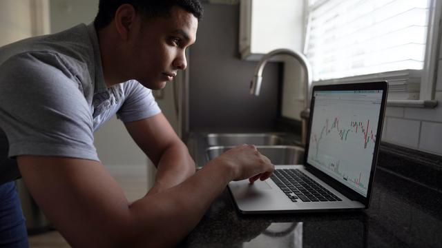 Ilustrasi laptop, menatap layar laptop