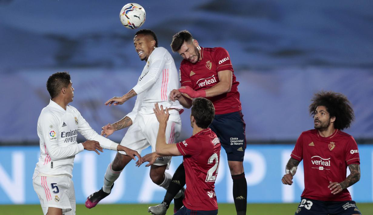 Berawal dari sepak pojok pada menit ke-76, Eder Militao sukses menanduk bola dengan sempurna dan mengoyak gawang Osasuna. (Foto: AP/Bernat Armangue)