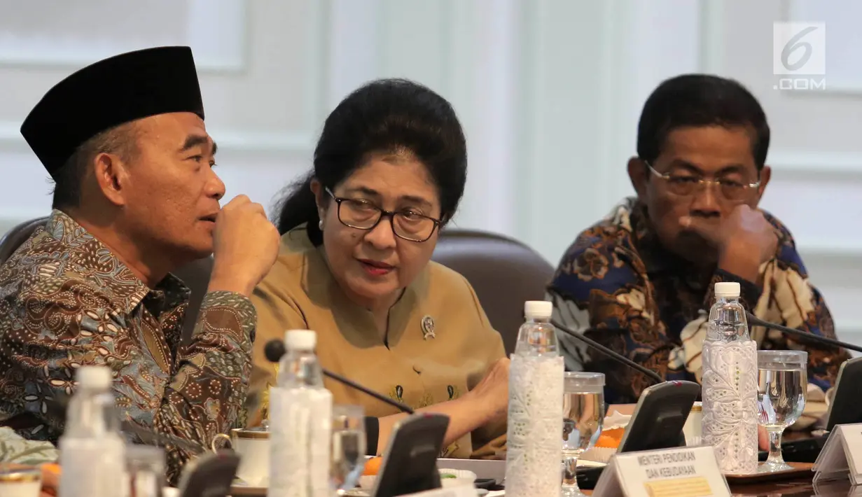 Menteri Pendidikan dan Kebudayaan Muhadjir Effendy (kiri) berbincang dengan Menteri Kesehatan Nila F Moeloek (tengah) dalam Rapat Terbatas Evaluasi Proyek Strategis Nasional di Kantor Presiden, Jakarta, Senin (16/4). (Liputan6.com/Angga Yuniar)