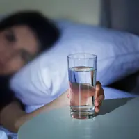 Simak alasan minum air putih sebelum tidur bisa bikin berat badan kamu turun. (Sumber Foto: Skyflo Health)