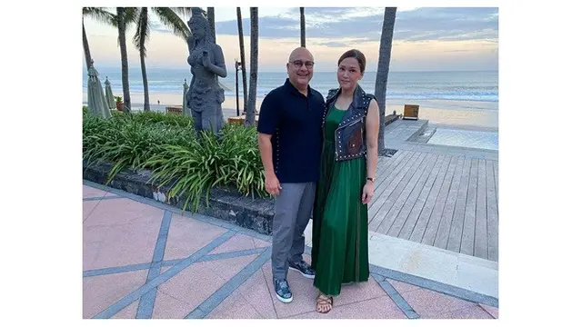 6 Gaya Maia Estianty saat Liburan di Pantai, Tetap Stylish