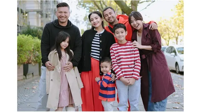 6 Potret Keluarga Raffi Ahmad Bareng Gading dan Gisel di Berlin, Seru Bareng Anak