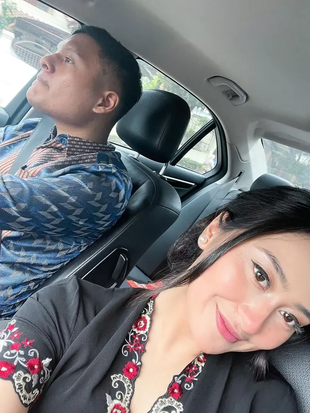 Memes Prameswari Umumkan Hamil Anak Kembar, Ini 6 Potretnya Bareng Suami