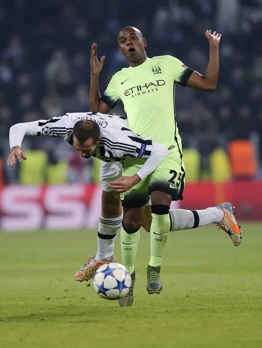 Bek Juventus, Giorgio Chiellini (kiri) saat dilanggar gelandang City, Fernandinho pada laga Grup D Liga Champions di Juventus Stadium, Turin, Italia, Kamis (26/11).  Juventus menang atas City dengan skor 1-0. (Reuters/Giorgio Perottino)