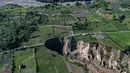 Foto udara menunjukkan lokasi longsor di Desa Pondok Balik, Kecamatan Ketol, Aceh Tengah, provinsi Aceh pada 1 Februari 2026. Fenomena longsor berupa lubang raksasa (sinkhole) di Desa Pondok Balik, Kecamatan Ketol, Aceh Tengah, terus meluas dan berada dalam kondisi kritis. (Fadly/AFP)