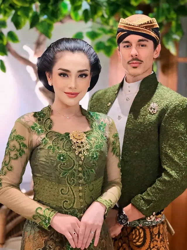 Berparas Bule, 6 Pesona Celine Evangelista Menjelma jadi Perempuan Jawa Kenakan Kebaya dan Sanggul di Ultah Putri Solo