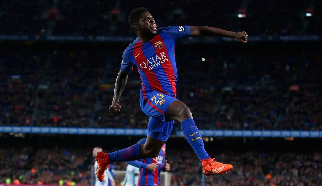 Bek Barcelona Samuel Umtiti ikut menyumbangkan gol saat Barcelona berhadapan dengan Celta Vigo dalam lanjutan Liga Spanyol pekan ke-26 di Stadion Camp Nou, Minggu (5/3). Barca mencukur Celta Vigo 5-0. (AP PHOTO)