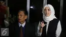 Delia Septianti (kanan) bersama kuasa hukumnya memberi keterangan pers di Polda Metro Jaya, Selasa (19/7). Delia Septianti melaporkan balik rekan bisnisnya, Amelia atas tuduhan pencemaran nama baik. (Liputan6.com/Herman Zakharia)