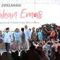 Capres nomor urut dua Prabowo Subianto menyapa emak-emak pada acara Deklarasi Emak-emak dan anak-anak minum susu (Gerakan Emas) di Lapangan stadion Perumnas Klender, Jakarta Timur,Rabu (24/10). (Merdeka.com/Imam Buhori)