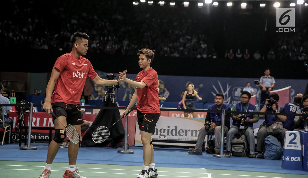 Ekspresi pemain Ganda Campuran Indonesia Tontowi Ahmad/Liliyana Natsir usai mengalahkan pemain asal Korea, Dukyoung Kim/Kim Ha Na pada laga pertama Indonesia Open 2017 di Jakarta, Selasa (13/6). (Liputan6.com/Faizal Fanani)