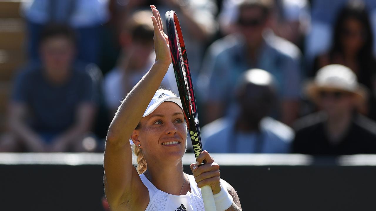 Unggulan pertama Wimbledon 2017, Angelique Kerber, rayakan kemenangan atas Shelby Rogers pada babak ketiga, Sabtu (8/7/2017). Kerber unggul 4-6, 7-6(2), 6-4.