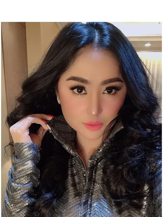 6 Gaya Rambut Dewi Perssik, Terbaru Cornrow yang Curi Perhatian