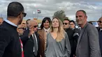 Aktris Amerika Serikat (AS), Angelina Jolie (tengah) saat tiba di perbatasan Rafah-Mesir, pada Jumat 2 Januari 2026. Aktris Amerika Serikat (AS) yang juga mantan utusan khusus Badan Pengungsi Perserikatan Bangsa Bangsa (PBB), Angelina Jolie mengunjungi pelintasan Rafah di perbatasan Gaza–Mesir. (Foto oleh AFP)
