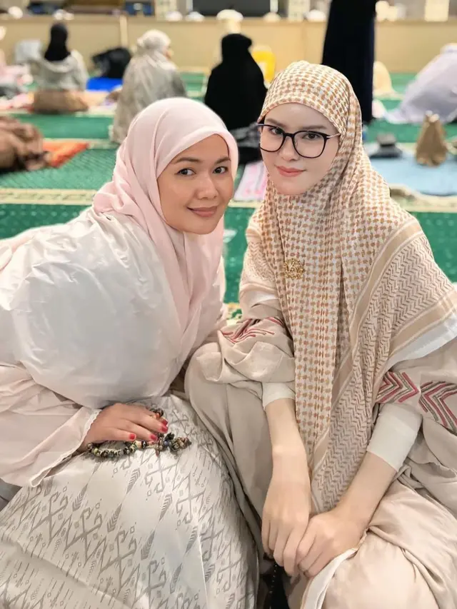 Potret ketenangan Angel Lelga saat itikaf di masjid (credit:instagram.com/angellelga)