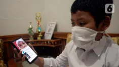 Faqih Nur Andrian, Kelas 2 SDIT As Salamah mengikuti pembelajaran online hari pertama masuk ajaran baru 2020/2021 di rumah di kawasan Pondok Benda, Pamulang, Tangerang Selatan, Banten, Senin (13/7/2020). (merdeka.com/Dwi Narwoko)