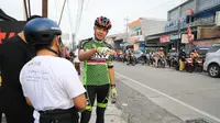 Gubernur Jateng Ganjar Pranowo saat meninjau kondisi ruas jalan rusak di Jalan Brigjen Sudiarto, Semarang