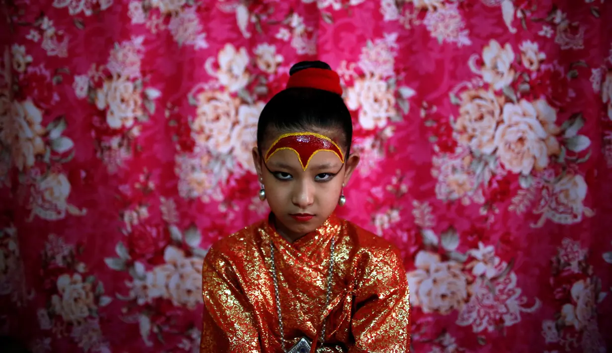 Dewi Hidup, Kumari Unikia Bajracharya sebelum menghadiri sebuah festival untuk Rato Machhindranath di Lalitpur, Nepal, (10/5). Rato Machhindranath diyakini sebagai dewa hujan yang diyakini mencegah kekeringan selama musim panen. (REUTERS/Navesh Chitrakar)