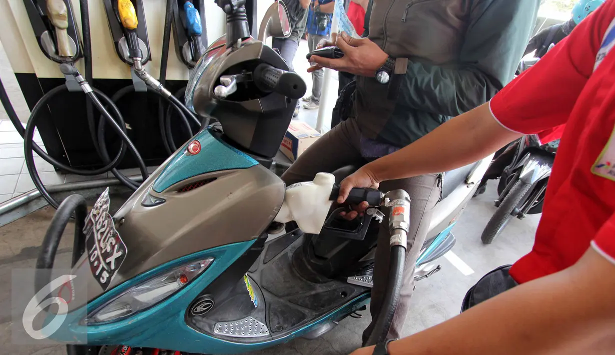 Petugas SPBU saat menuangkan BBM jenis Pertalite ke sepeda motor di SPBU Coco, Abdul Muis, Jakarta, Jumat (25/7/2015). Partalite dijual dengan harga Rp.8400 perliter. (Liputan6.com/Helmi Afandi)