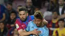 <p>Bek Barcelona Jordi Alba (kiri) berebut bola dengan bek Celta Vigo Kevin Vazquez pada laga lanjutan La Liga di Camp Nou, Rabu (11/5/2022) dini hari WIB. Barcelona menghajar Celta Vigo 3-1 di kandang sendiri. (LLUIS GENE / AFP)</p>