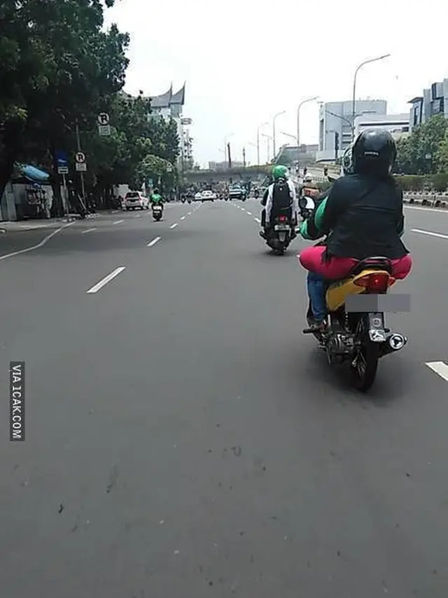 7 Pose Nyeleneh Emak-Emak saat Dibonceng Motor Ini Bikin Ketawa