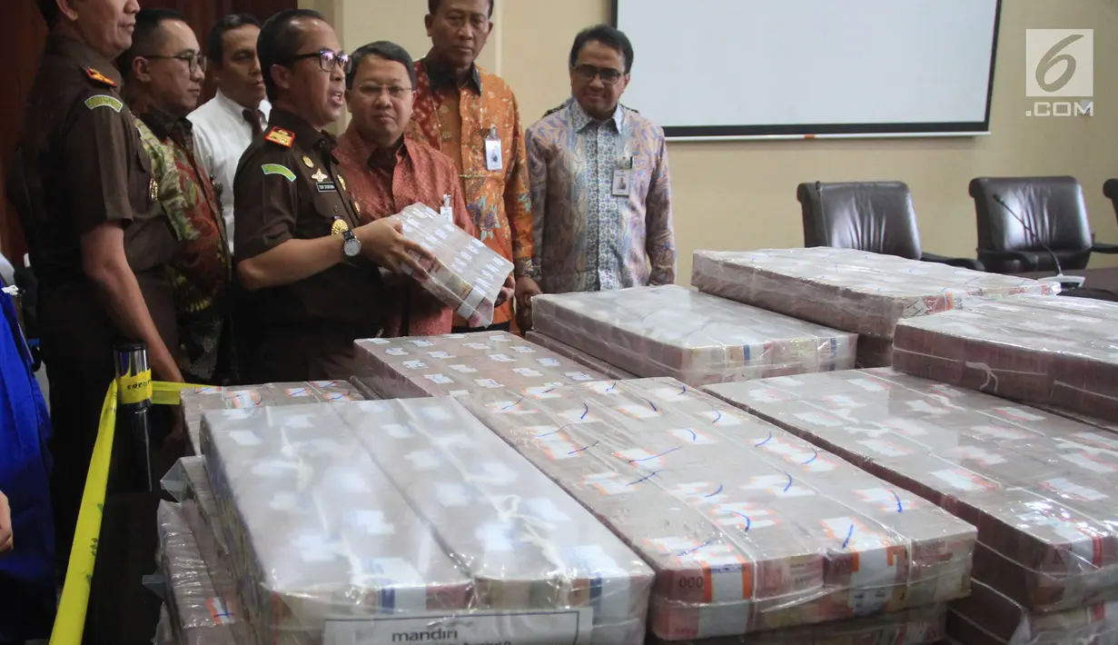 Kajati DKI Jakarta Toni Spontana menyerahkan uang ganti rugi korupsi BLBI dengan terpidana Samadikun Hartono kepada Wakil Dirut Bank Mandiri Sulaiman A. Arianto (ketiga kanan) di Gedung Bank Mandiri, Jakarta, Kamis (17/5). (Liputan6.com/Angga Yuniar)