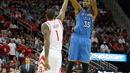 Pemain Oklahoma City Thunder Kevin Durant (kanan) melempar bola kearah ring saat pertandingan NBA kuartal ketiga di Toyota Center, Amerika Serikat, (2/11/2015). Rockets menang 110 - 105 atas Thunder. (Reuters/ Thomas B. Shea)