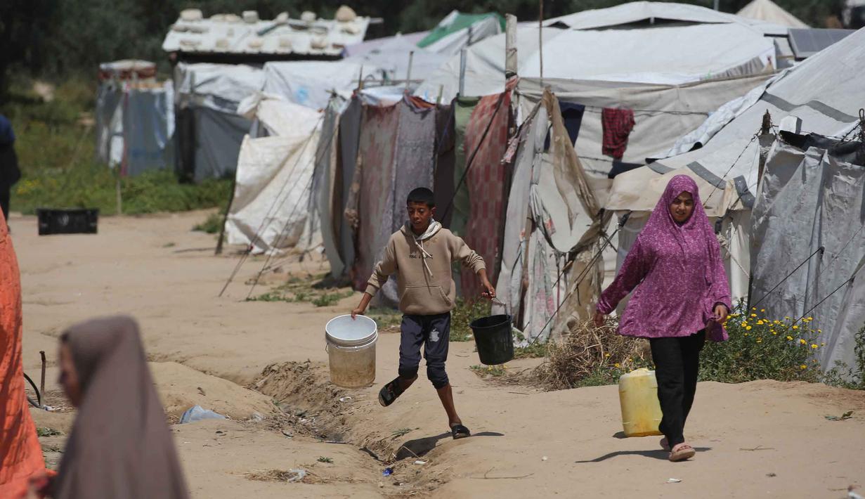 Data terbaru UNICEF mengungkap rata-rata pasokan air minum harian di Gaza hanya menyentuh angka 7 liter per orang. Tampak dalam foto, warga mengambil air minum di kamp pengungsi Bureij, Jalur Gaza Tengah pada 28 April 2026. (Eyad Baba/AFP)
