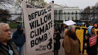Demonstran berkumpul di dekat Gedung Putih Washington, D.C. pada 3 Maret 2023, menuntut agar Presiden Biden menghentikan Rencana Pembangunan Utama Willow. (Sumber: CNN)