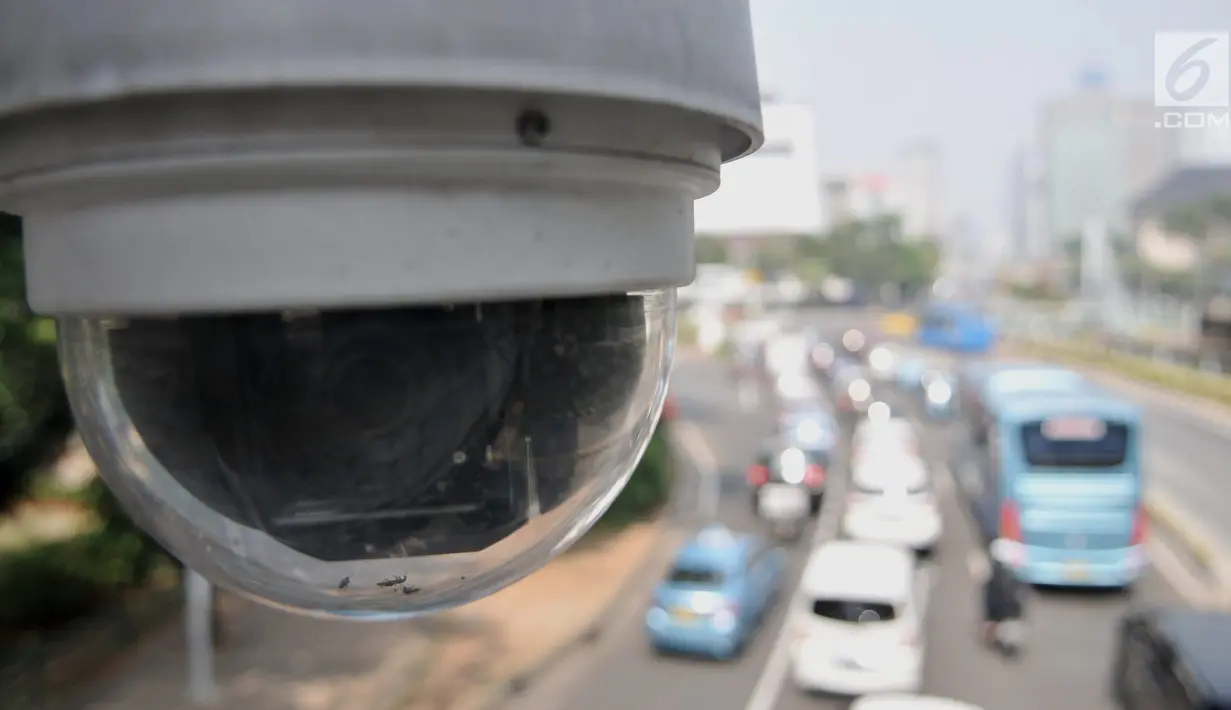 CCTV sistem Electronic Traffic Law Enforcement (ETLE) terpasang di JPO Jalan Medan Merdeka Barat, Jakarta, Senin (1/7/2019). Jembatan MRT dekat Kemenpan RB, JLNT Sudirman-Thamrin, Simpang Sarinah, Simpang Patung Kuda, dan JPO Plaza Gajah Mada juga kini dipasangi CCTV. (merdeka.com/Iqbal Nugroho)