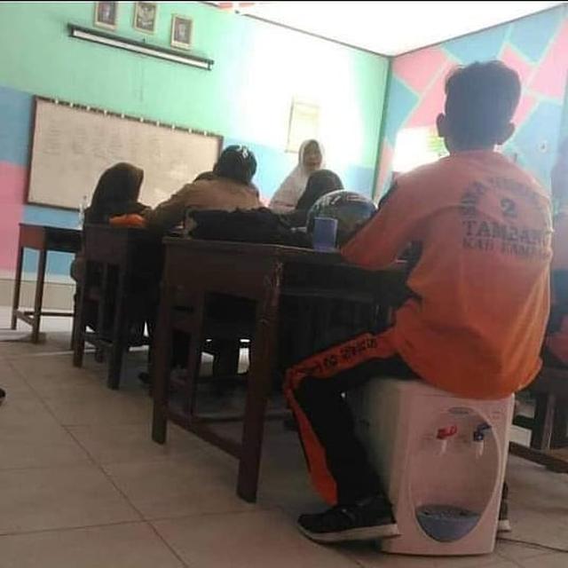 6 Aksi Murid Mainan Kursi Ini Absurd Banget, Bikin Ngakak