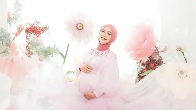 8 Gaya Maternity Shoot Ria Ricis Pakai Dress Pink, Vibenya Seperti Putri di Negeri Dongeng